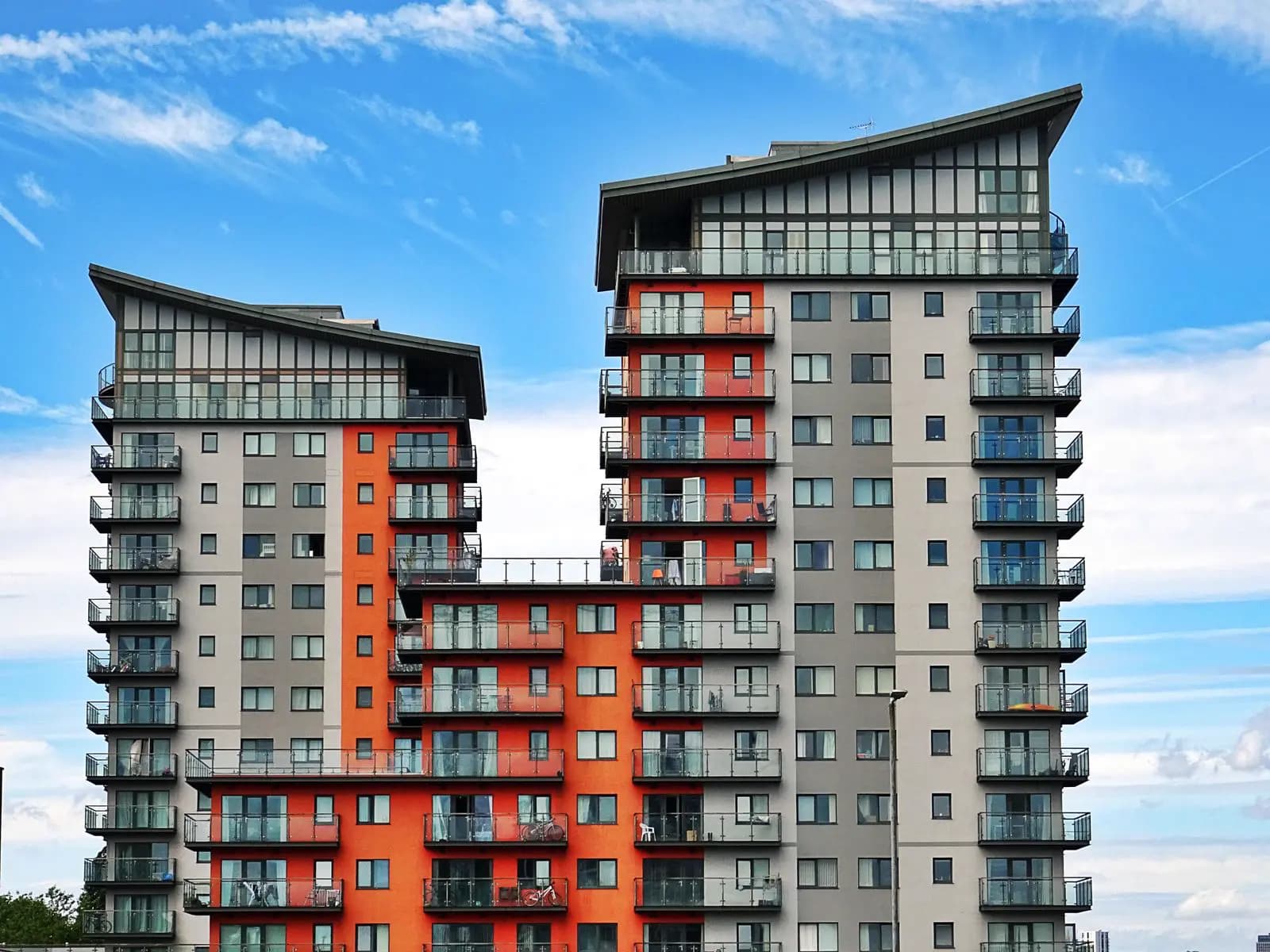 Beyaz apartman cephesi ve teraslar