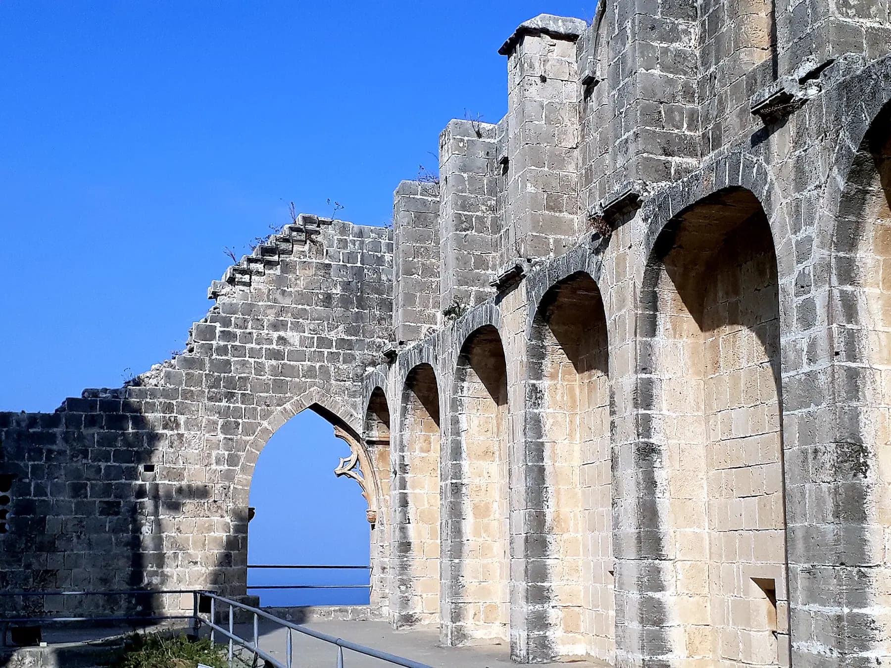 Bellapais’ten Girne ve denize bakış