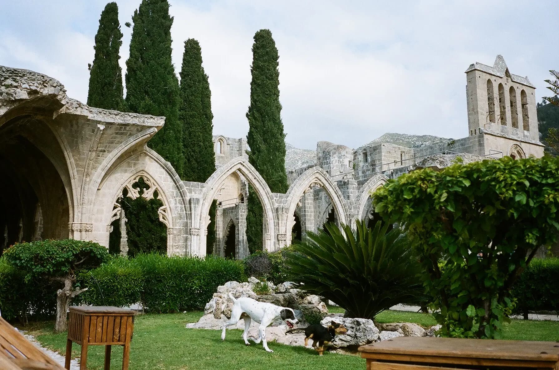 Bellapais Manastırı, Girne tepeleri