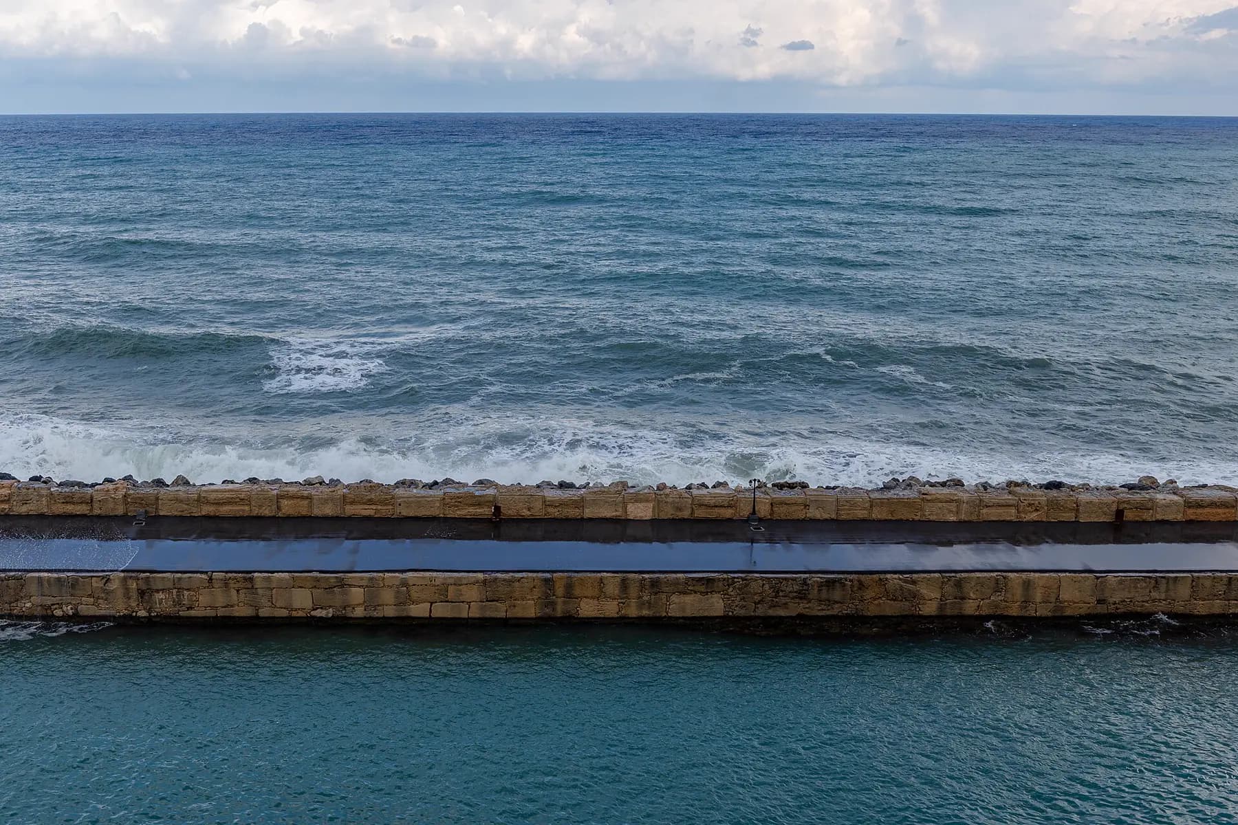 Girne limanı dalgakıranı ve açık deniz