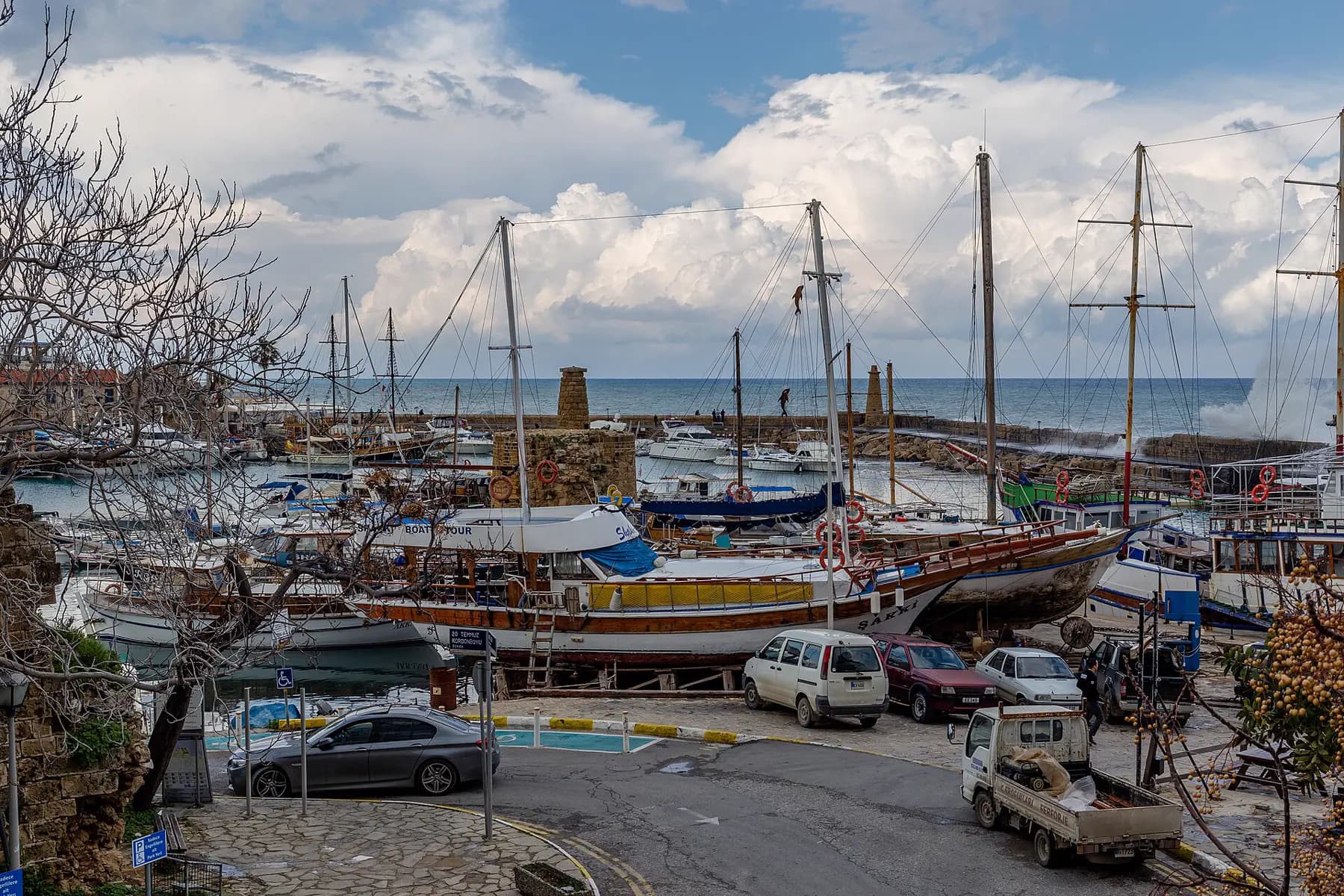 Girne limanında tekneler ve kale surları