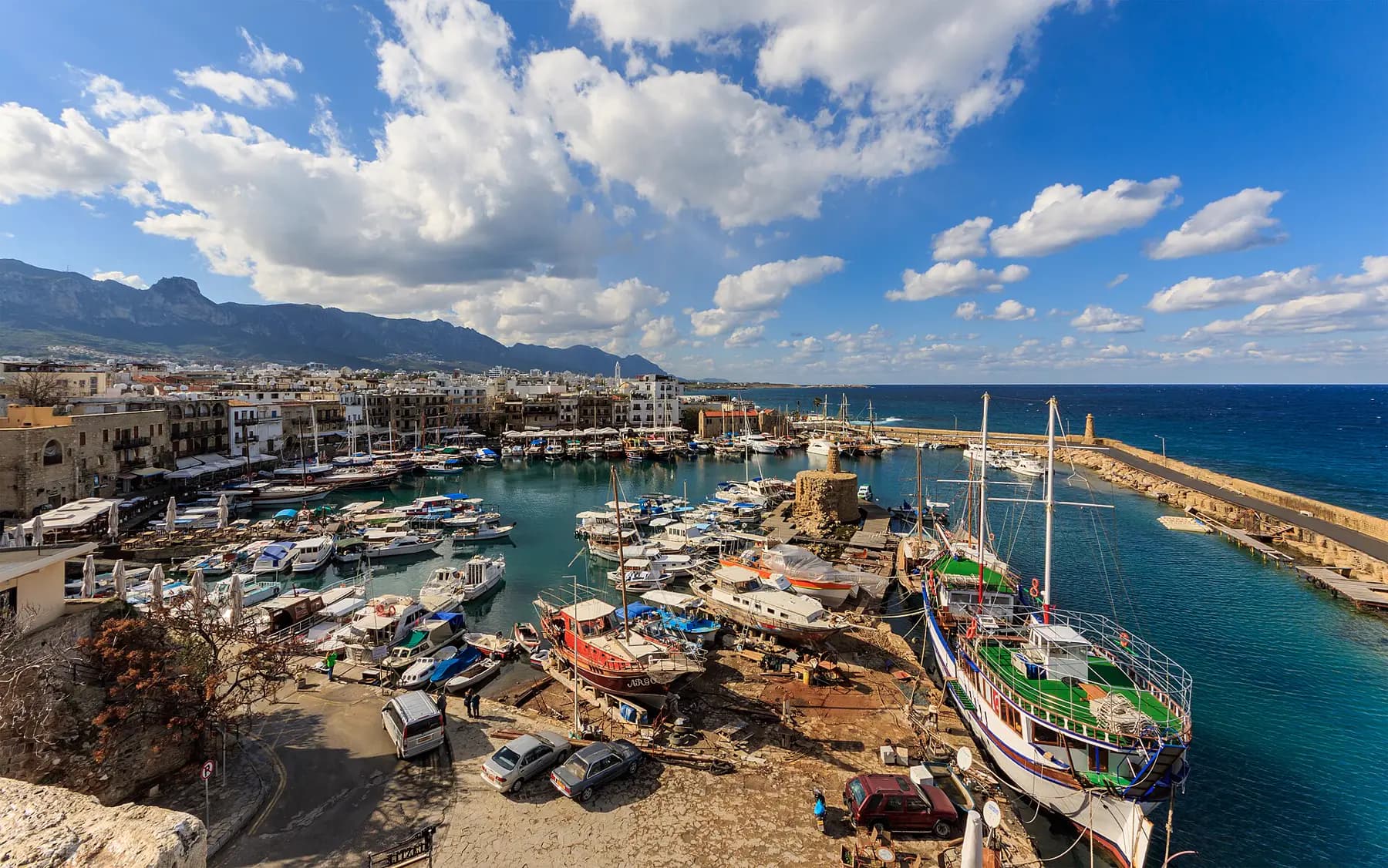 Girne eski limanı ve Beşparmak dağları, kale üzerinden bakış