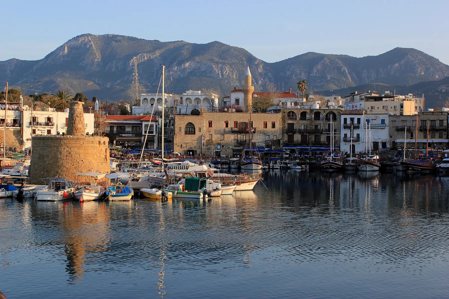Girne rıhtımı ve Akdeniz restoran cepheleri