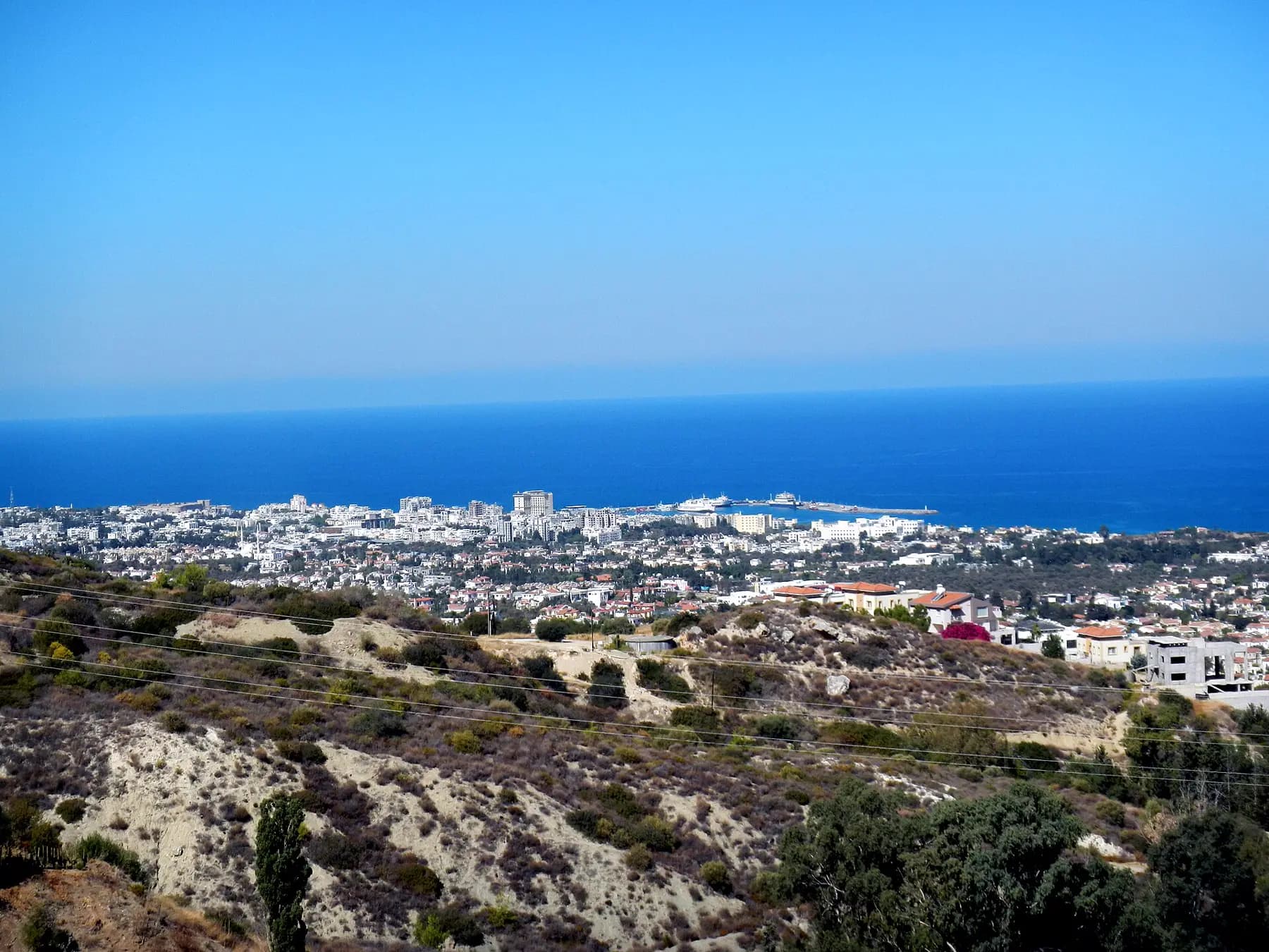 Girne kıyısı, beyaz yerleşim ve Akdeniz