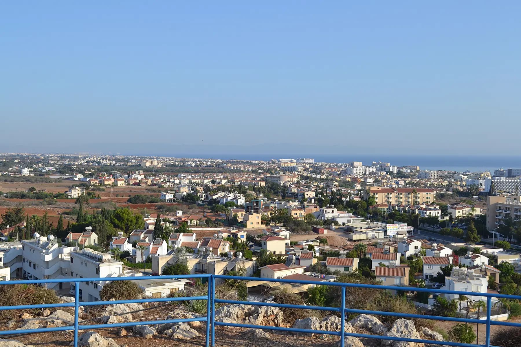 Kıbrıs sahil yerleşimi, kiremit çatılar ve deniz