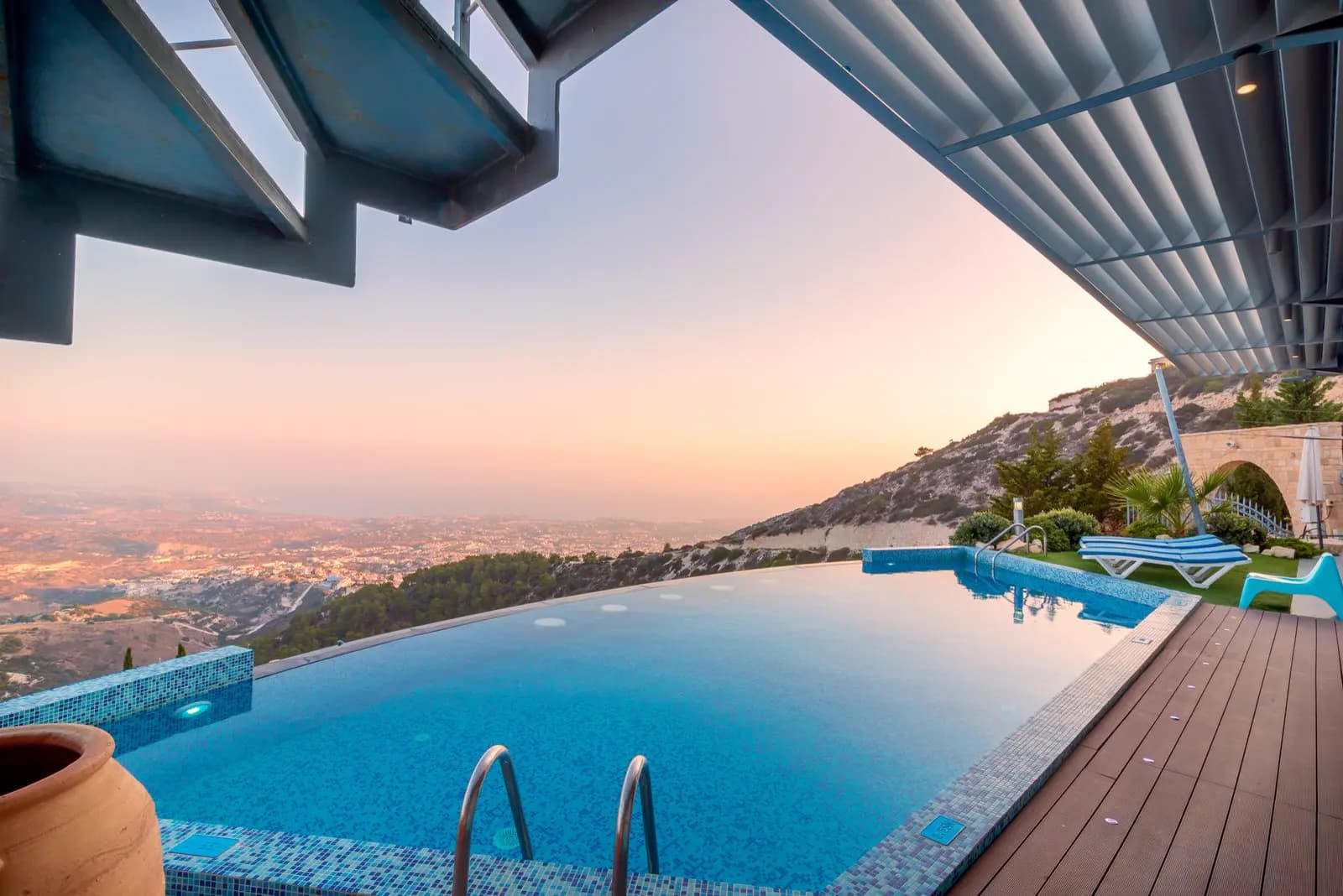 Resort terası, şezlonglar ve havuz